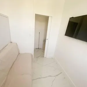  Appartement 2p Idealement Place Les Pins